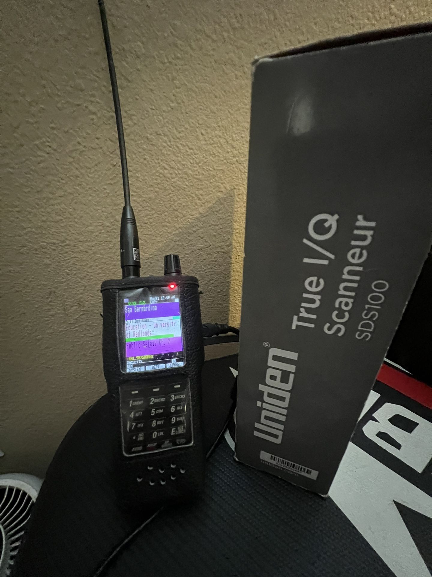 POLICE SCANNER UNIDEN SDS-100.