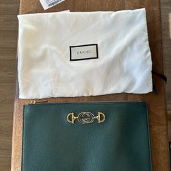 Gucci Ladies Zumi Leather Pouch clutch with Dust Bag - preowned 