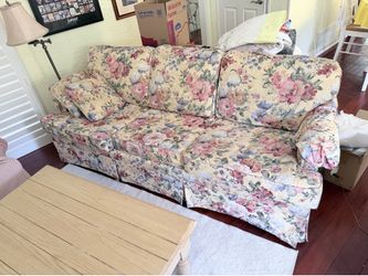 Traditional Floral Sofa – Excellent Condition