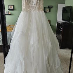 Wedding gown Size 12 (brand new) 