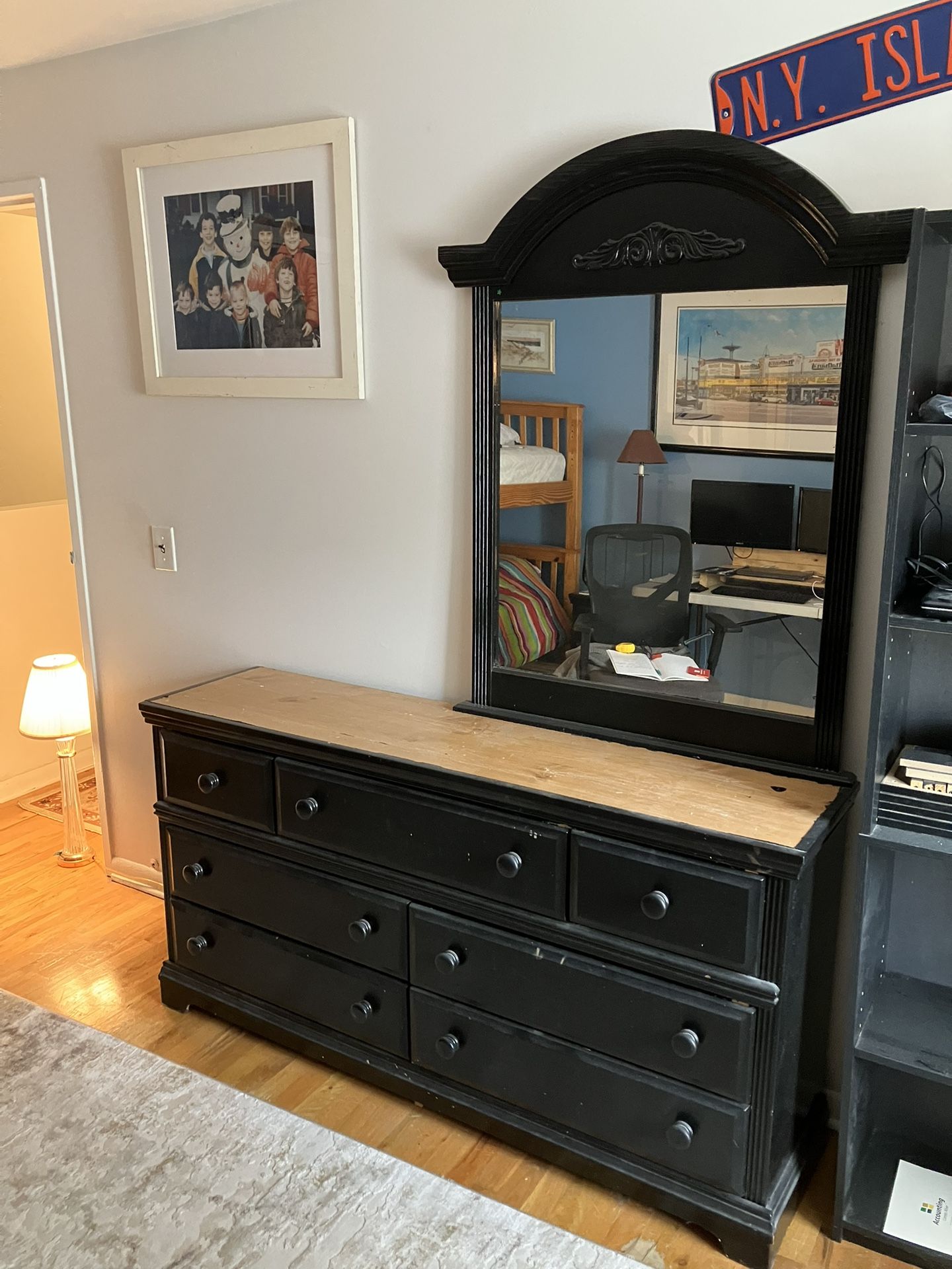 Dresser With Mirror. 