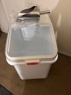 3 Rubbermaid food / material commercial container