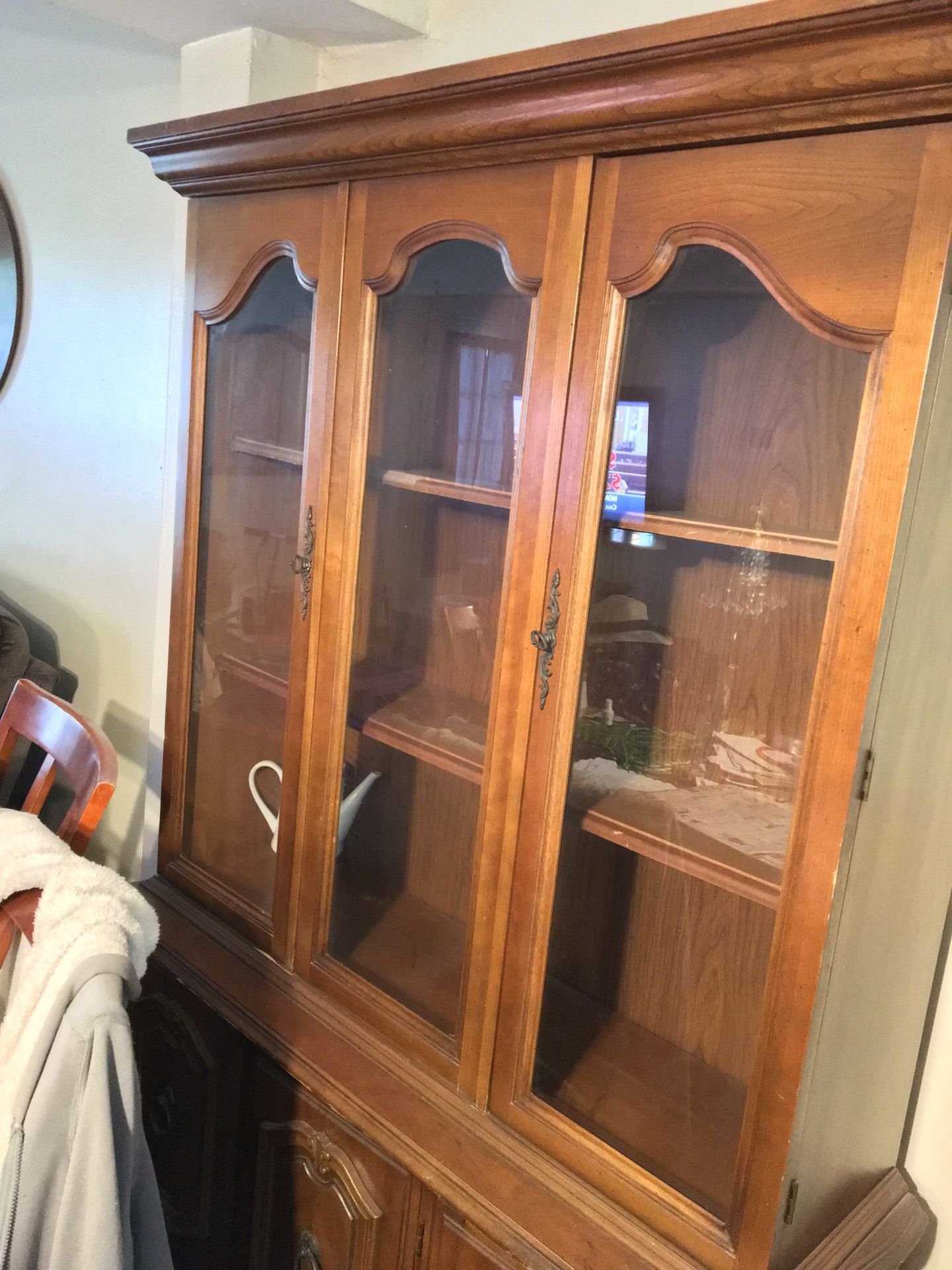 Must Go! Excellent Condition China Cabinet