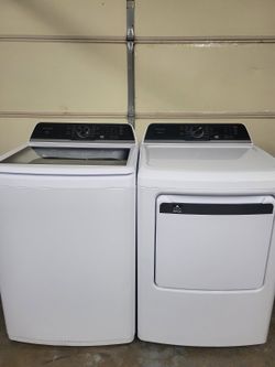 2026 Frigidaire washer and dryer (delivery available)