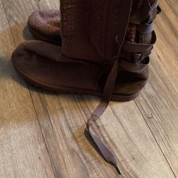 woman’s Uggs Worn Once Woman Size 10 First Come First Serve 