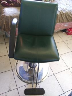 Green Barber chair with foot rest and hydrologic pump 50$OBO