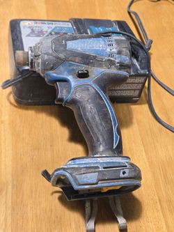 Makita Impact Wrench Driver XDT04 with DC18RC charger