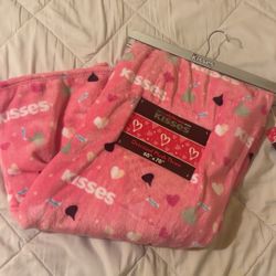 Hershey’s Kisses Oversized Plush Throw Blanket  Snuggle up in this super soft and cozy Hershey’s Kisses blanket! Features a cute pink design with hear