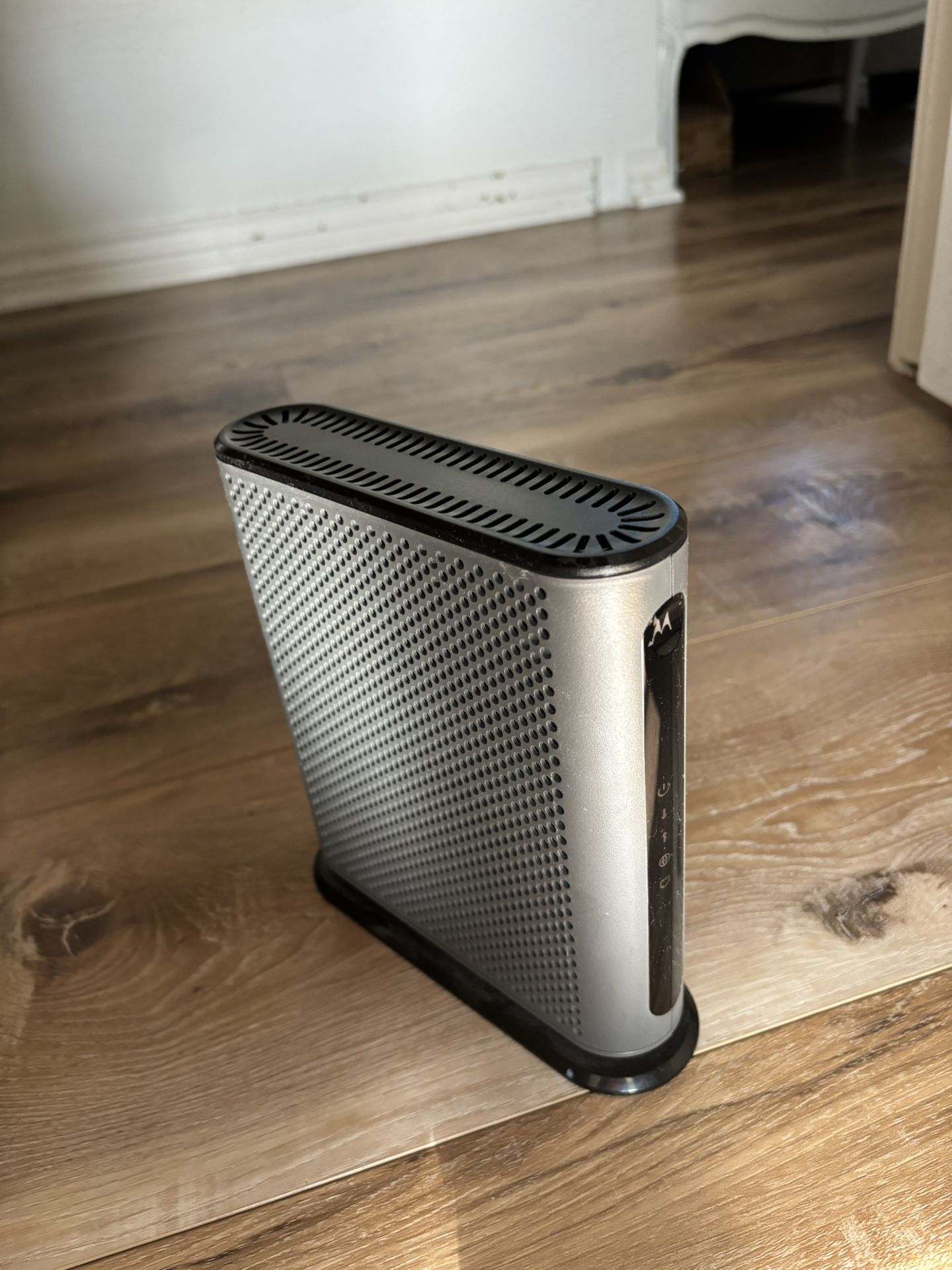 Motorola MB8611 2.5 Gbps Cable Modem 