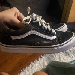 black and white vans size 7.0 in men’s 8.5 in women’s 