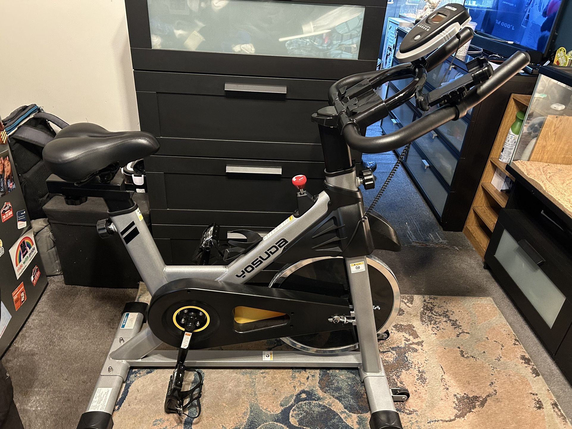 stationary bike / exercise bike