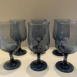 Vintage Yorktown blue etched set of 6 wine glasses. 5.4 inch tall x 2.75 inch base. Great condition