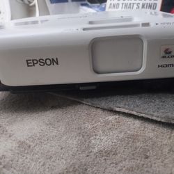 Epson LCD Projector model h552f