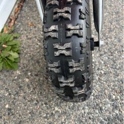 Minicross tires in excellent condition, like new! It works perfectly, I'm the second owner. I bought a larger minicross. It's a good minicross to star