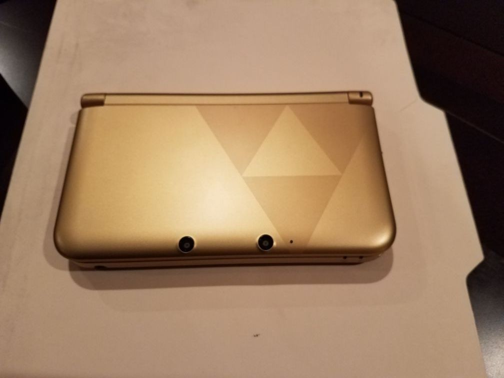 Nintendo 3DS XL Zelda Link Between Worlds Edition - like new