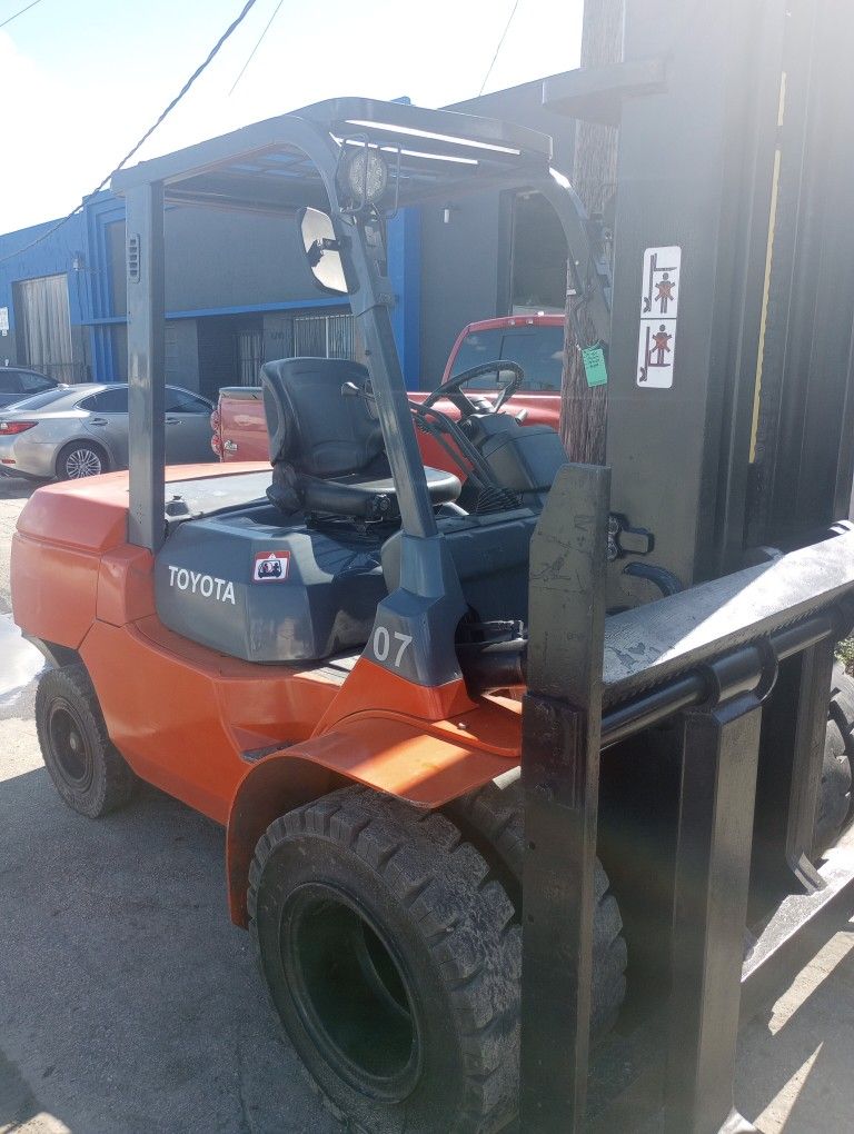 FORKLIFT TOYOTA BIG MACHINES