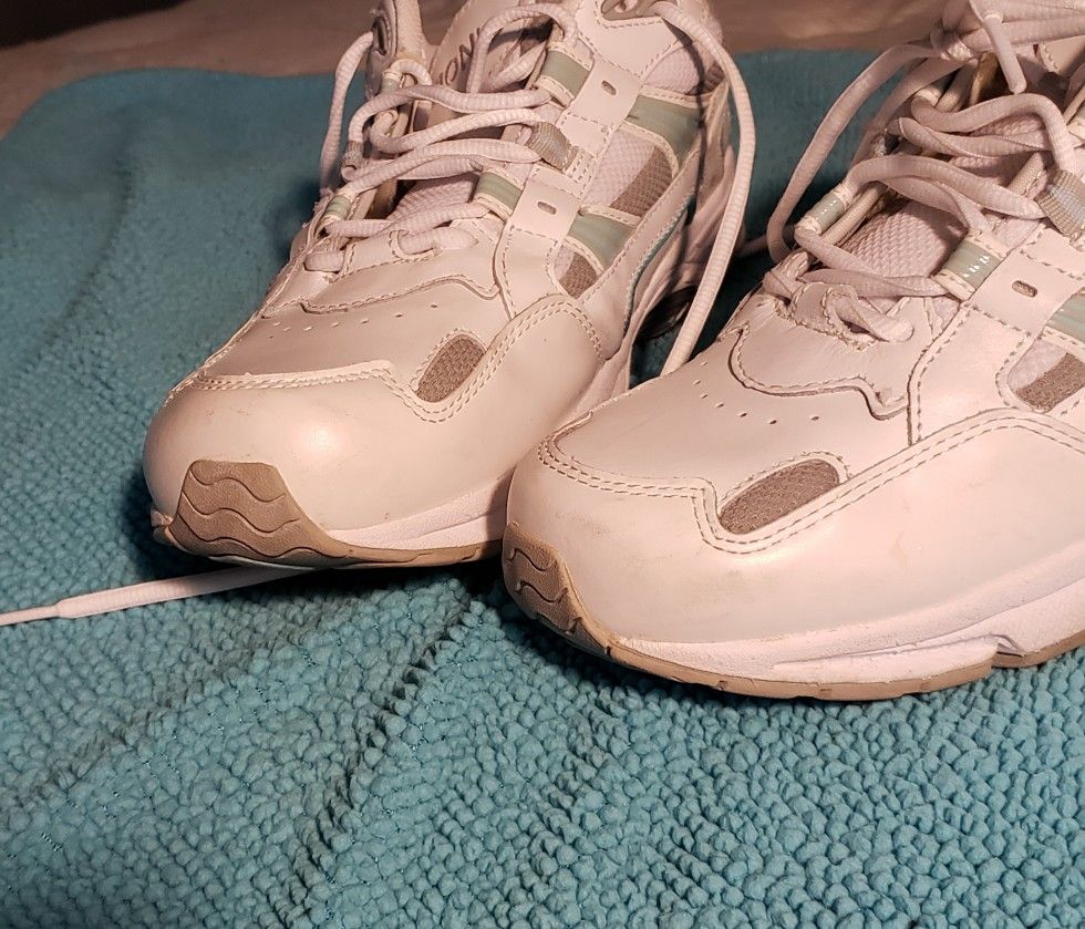 Vionic womens sneakers