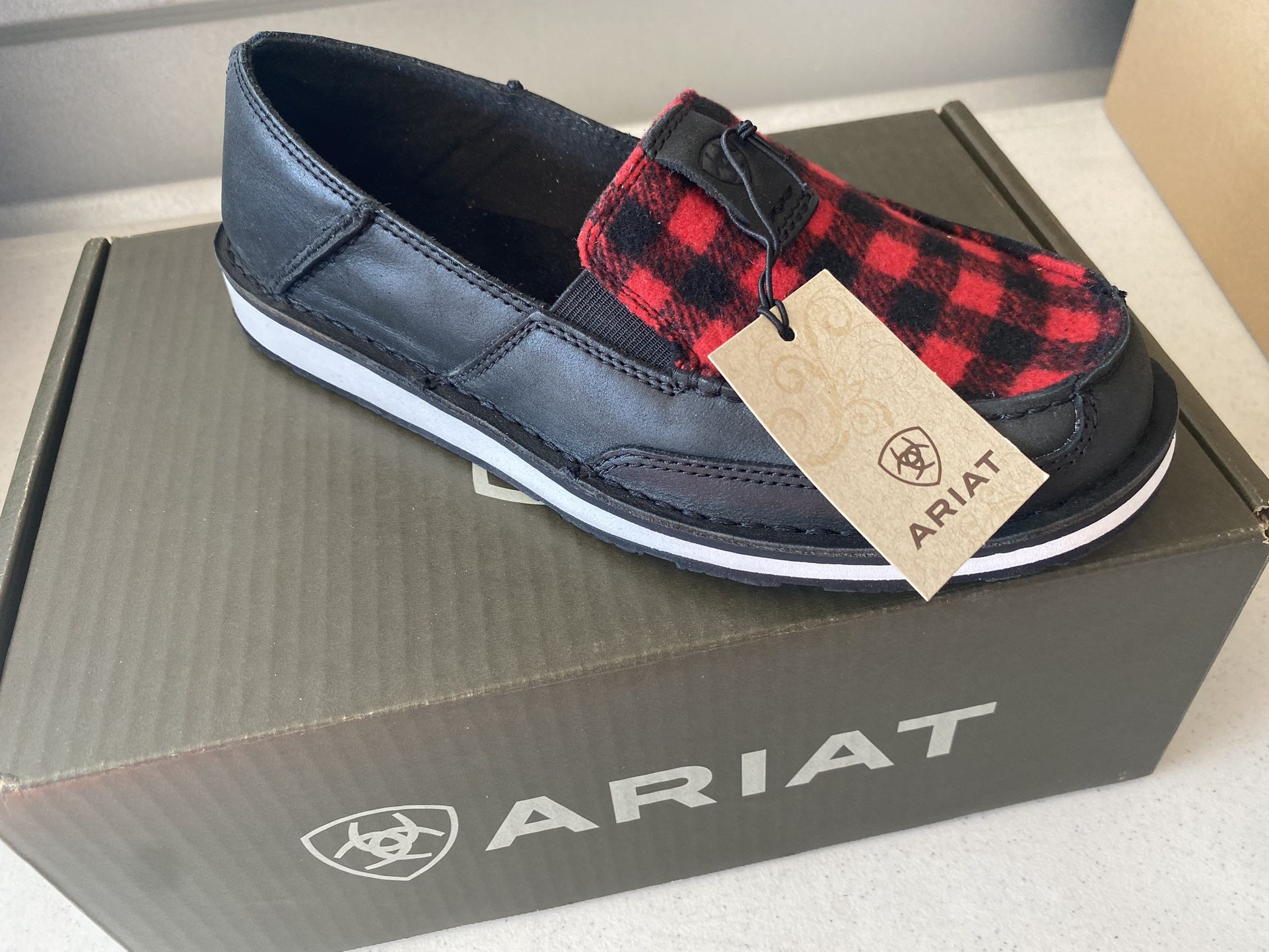 New Woman’s Ariat Flats Size 8.5