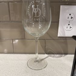 University of deleware Red wine glass