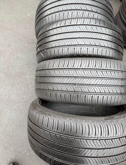 235 45 18 HANKOOK I'm selling this set of tires with 80% life left on all 4