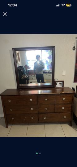Dresser With Mirror