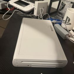 Wii U System White+ Gamepad+ 2TB storage (Cash Or Apple Pay) Plus 4 Controllers READ DESCRIPTION FOR MORE!!!