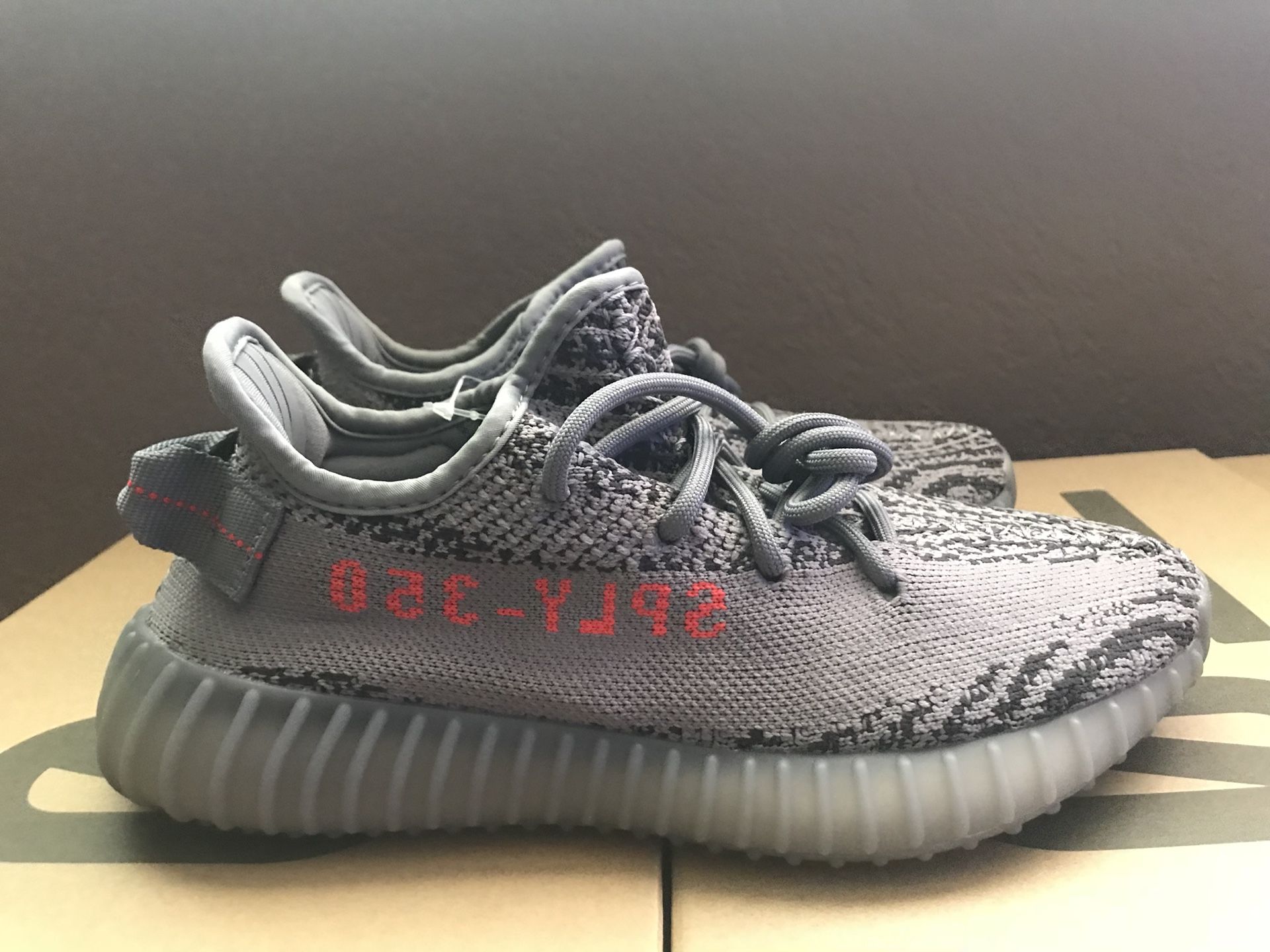 Yeezy 350 boost V2 sz. 5 M/ 6.5 W deadstock