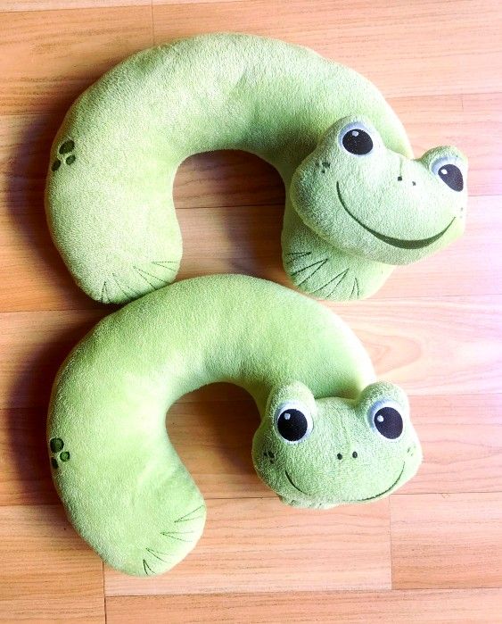 2 Kids' Neck Pillows
