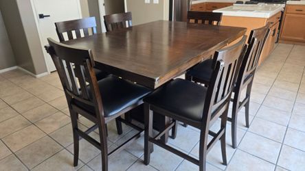 Simple & Clean Kitchen Table