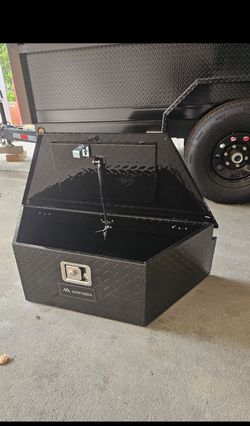 BRAND NEW TONGHE TRAILER TOOL BOX ALUMINUM DIAMOND COLOR BLACK 39" COMES SET KEYS IF SOMEBODY INTERESTED PLEASE TEXT ME ANY TIME HABLO ESPAÑOL THANKS