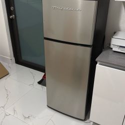 Frigidaire and Microwave 