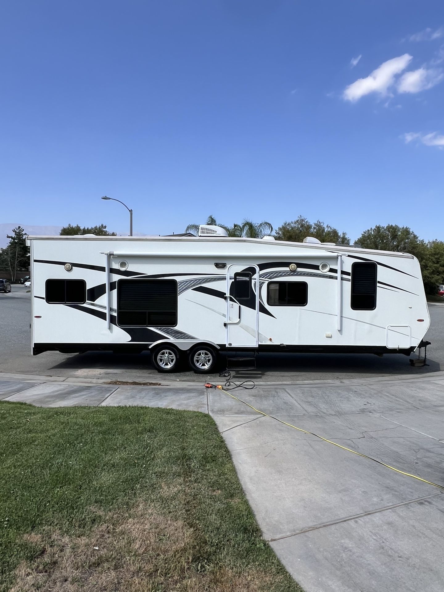 Toyhauler ✨1/2 Ton Towable !✨2014 Attitude Widelight 27ft Beautiful Superclean 19k OBO !