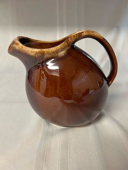 Hull ©️Brown Drip Ball Pitcher