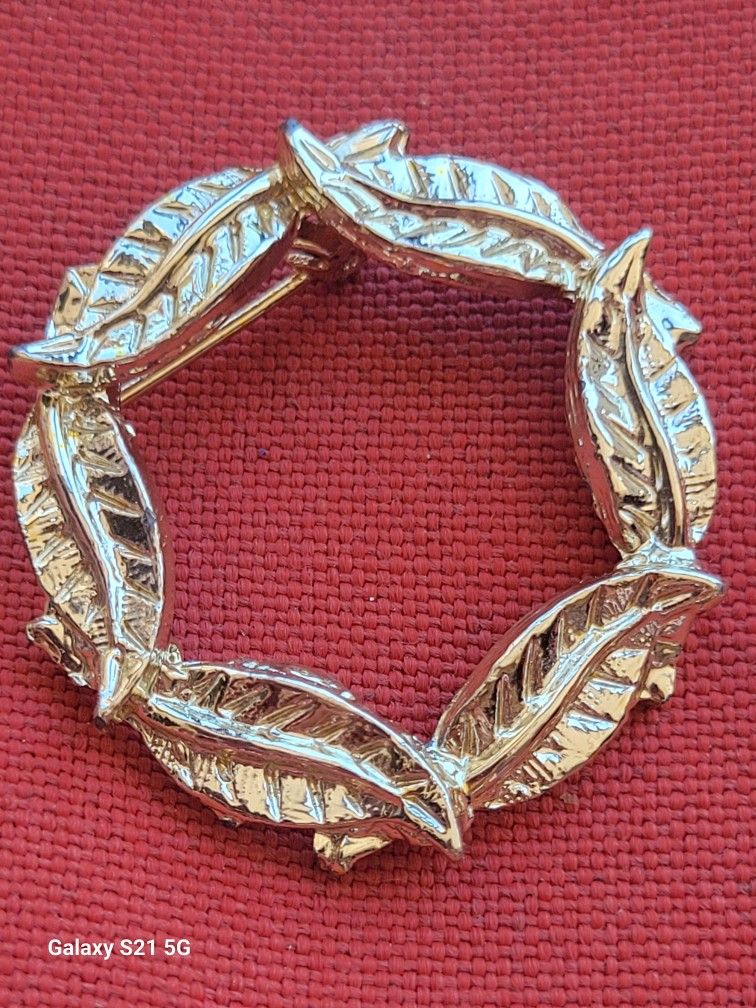leaves brooch gold tone