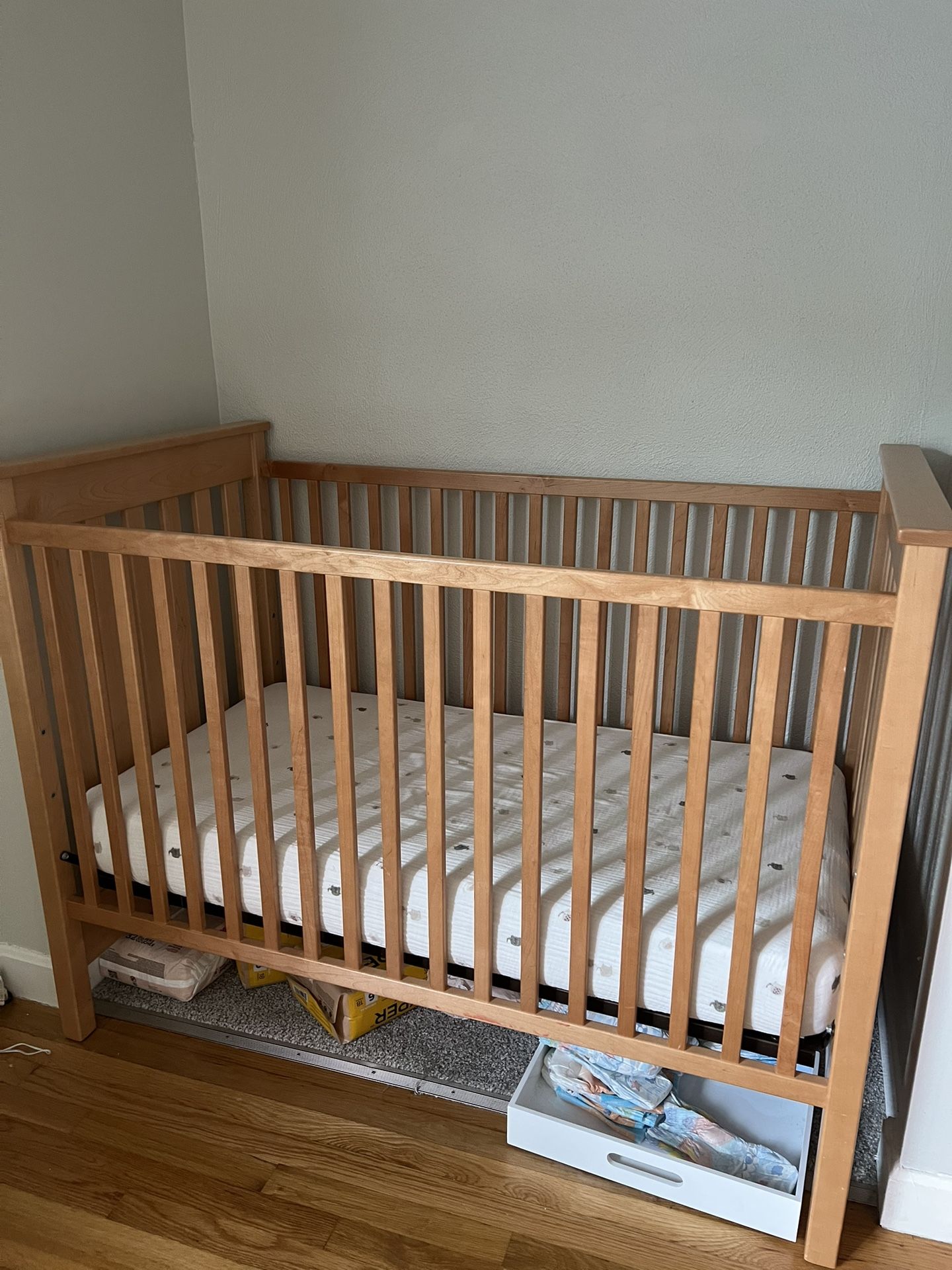 Adjustable Large Crib With Naturepedic Matress