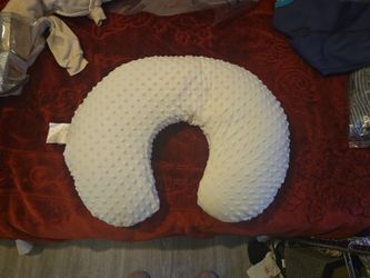 Munchkin Ultra-Luxe Infant Feeding Pillow Cover – Used