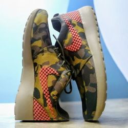 Woman's Running Shoes Size 7.5 By Nike Athletic Wear