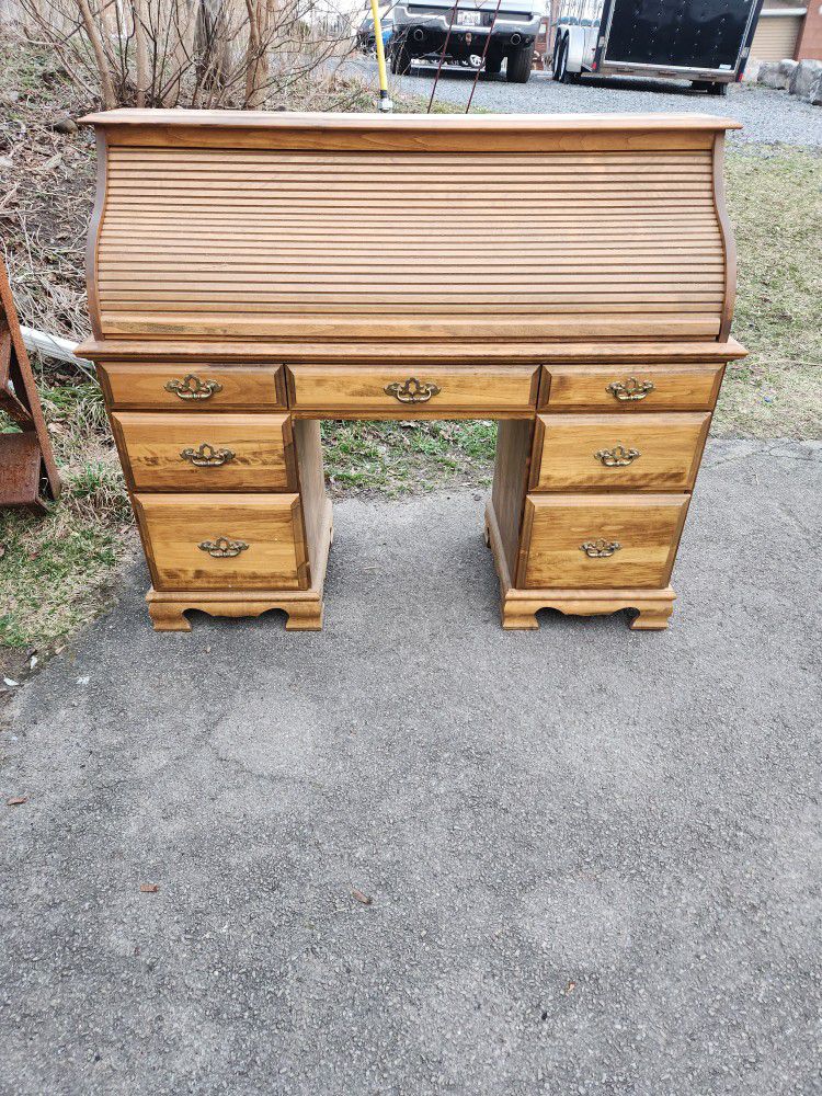 Gorgeous Amish Roll Top Desk