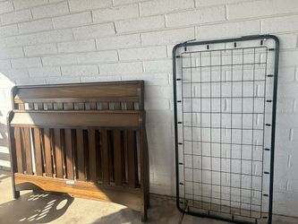 Convertable baby crib to twin bed plus changing table