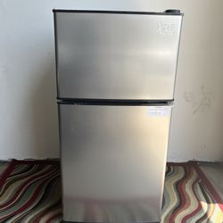 3.5 Cu.Ft Mini Refrigerator With Freezer
