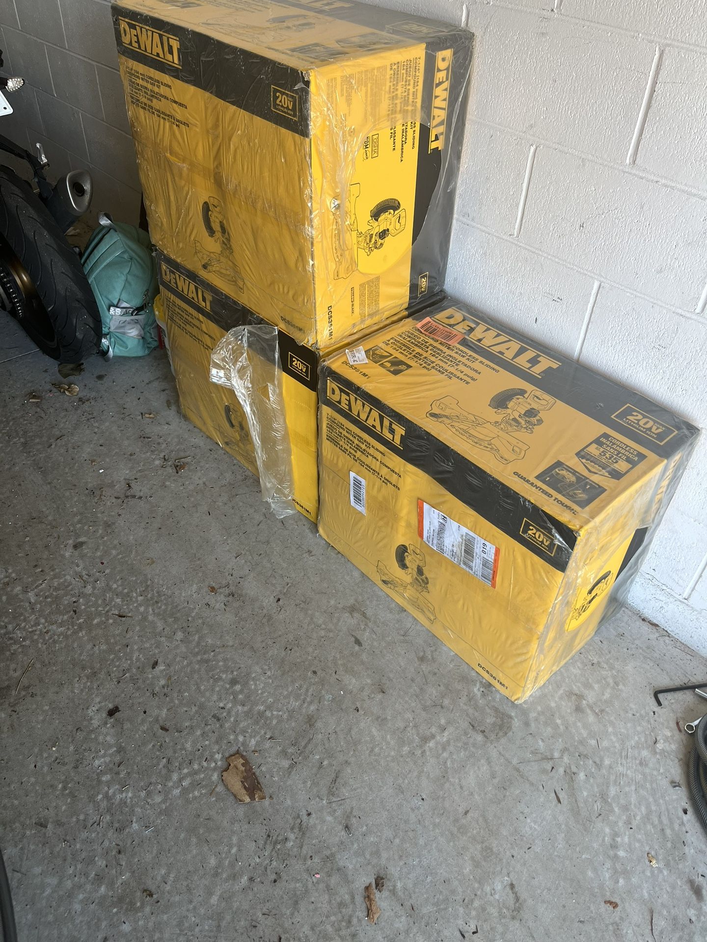 DEWALT 20V MAX Cordless 7-1/4 in. Sliding Miter Saw with (1) 20V Battery 4.0Ah