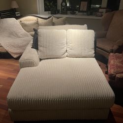 Lindyn Super Chaise in Ivory w/ Pillows