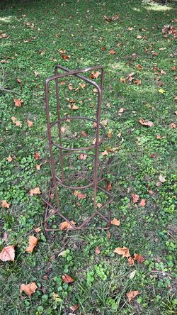 Heavy duty tomato plant cage