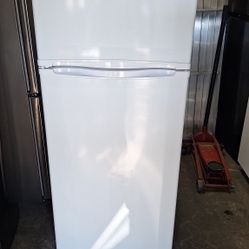 STUDIO. SIZE. REFRIGERATOR (13.5CF )