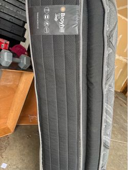 Broyhill by Sealy Plush Pillowtop Mattress – Super Clean! Size queen