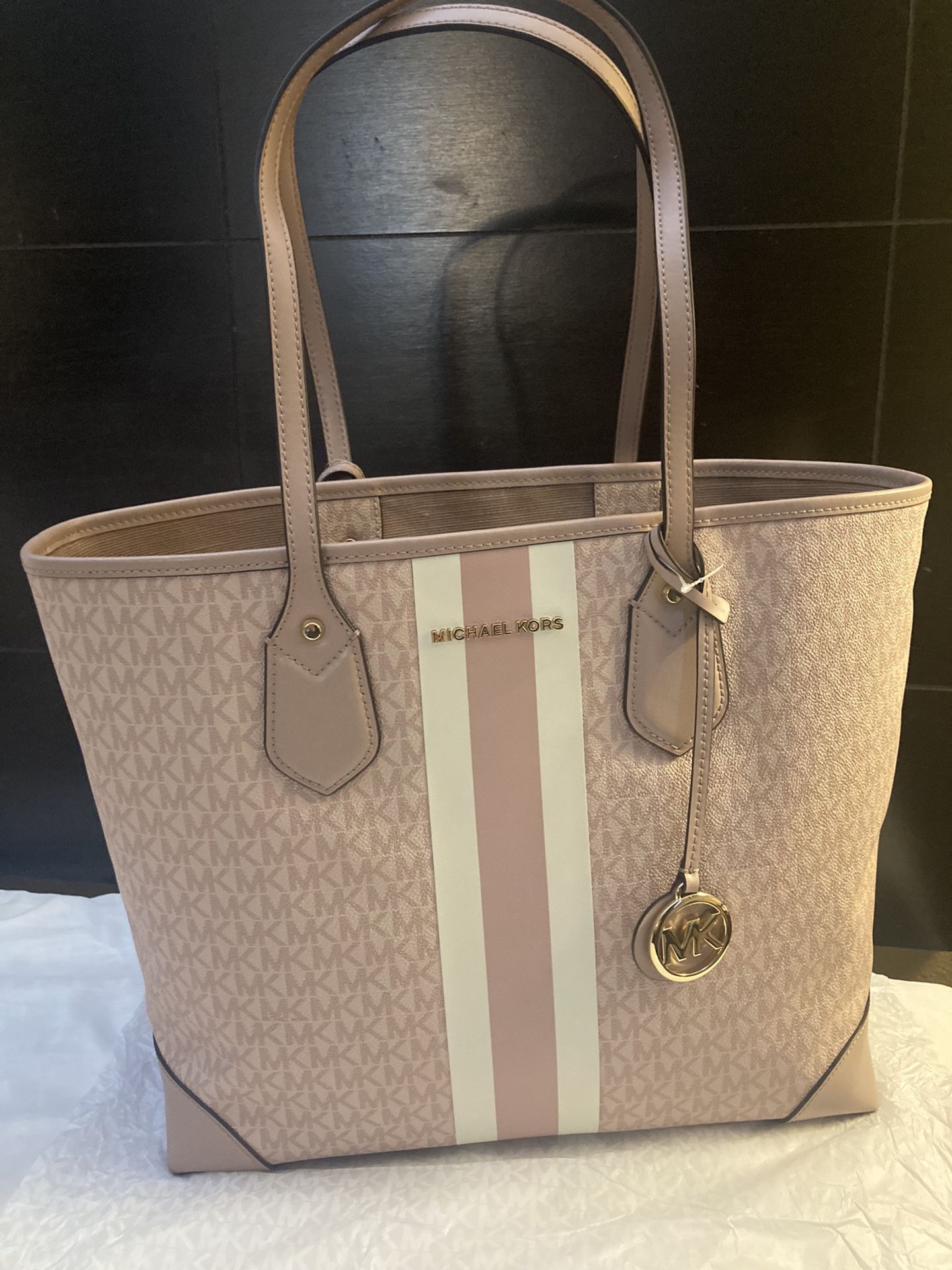 ️New Michael Kors Large Tote Bag for Sale in Long Beach, CA - OfferUp