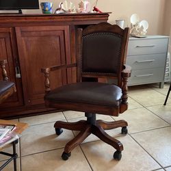 4 Chairs And A Table 