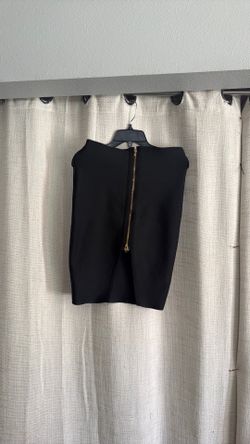 Women”s black skirt  / sipper front / size M