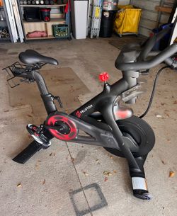 Peloton Bike – Excellent Condition