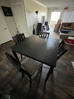 Dining Room Table and 4x Chairs
